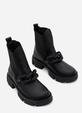 Черные кожаные ботинки с цепью
