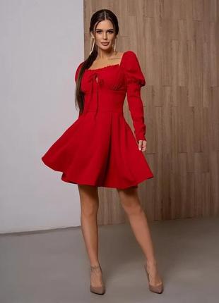 Красное присборенное платье с рюшами