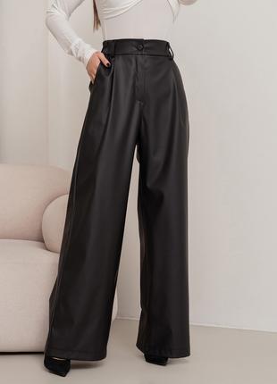 Черные кожаные брюки палаццо с защипами, размер S