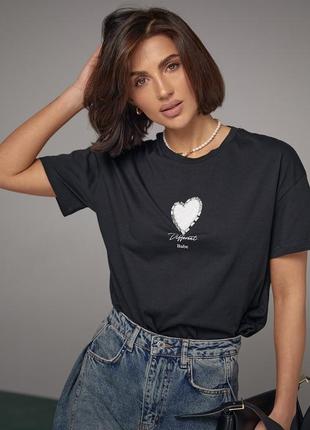Женская футболка украшена сердцем из бисера и страз