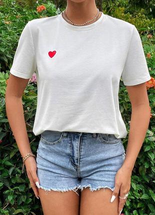 Базовая футболка с сердечком белый