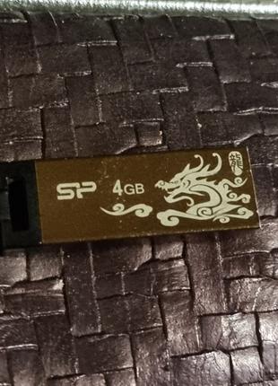 Флешка мини 4 ГБ Silicon Power 4.84/18.6 4гб золотистая дракон