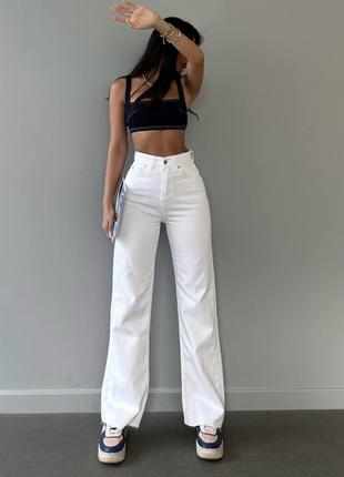 Прямые женсие джинсы белого цвета