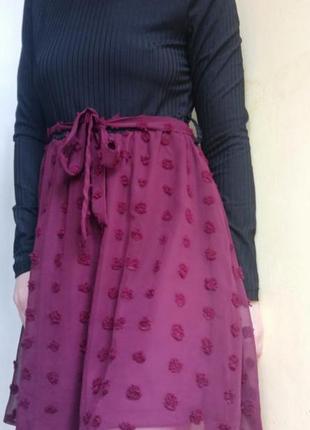 Бордово-черное платье с шифоновой юбкой и поясом верх в рубчик