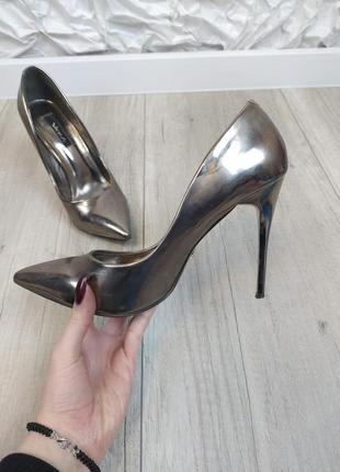 Женские серебристые лаковые туфли vices на каблуке размер 39