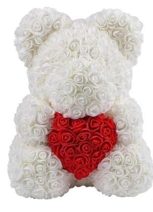 Мишка из роз с сердцем в подарочной упаковке 35 см белый