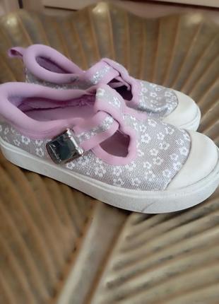 Взуття дівчинці мокасини