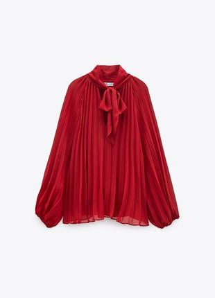 Тонкая плиссированная блуза отложной zara красная