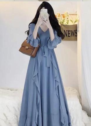Довга жіноча сукня блакитного кольору випускна