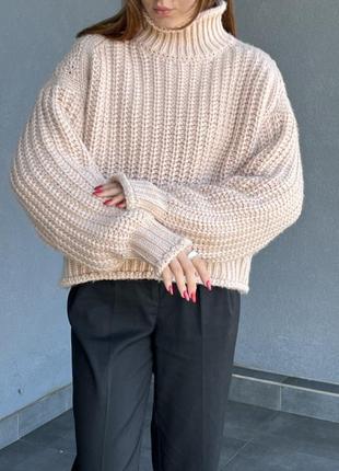 Персиковый вязаный свитер