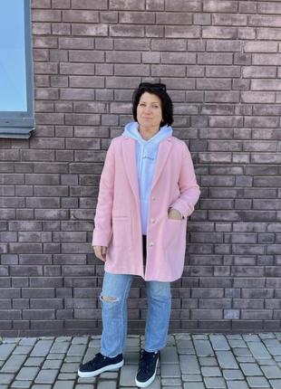 Красивое розовое пальто с пуговицами
