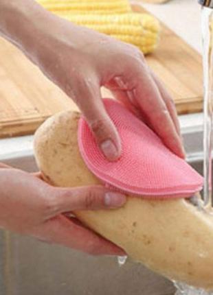 Силиконовая губка-щетка для мытья посуды розовая 11,5 см