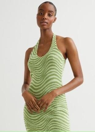Зеленое вязаное платье