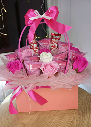 Подарочная сумочка с мыльными розами и конфетами.