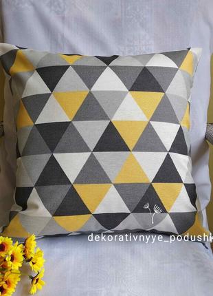 Декоративна наволочка 35*35  сіро жовті  трикутники для декора
