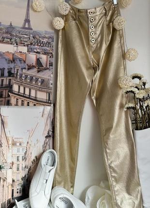 Золотые брюки стрейч с красивыми золотыми пуговицами
