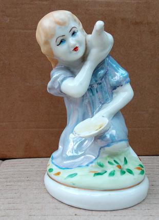 Керамічна статуетка / фігурка "Дівчина годує голуба"
