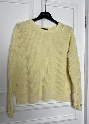 Пастельный желтый свитер