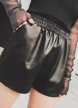Женские шорты  из экокожи на легком флисе черные icon