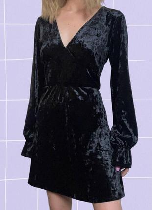 Черное бархатное готическое платье с декольте