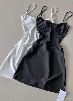 Атласное изящное мини платье на бретелях черный