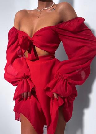 Легкое идеальное платье в виде топа и юбки красный
