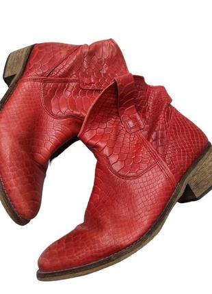 Червоні шкіряні черевики козаки