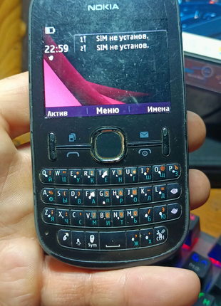 Nokia asha 200 також є білі та рожева