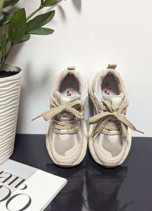 Стильные кроссовки из новой коллекции в стиле известного бренд...