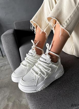 Жіночі стильні білі кросівки