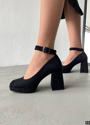 Женские чёрные замшевые туфли на ремешке на широком каблуке