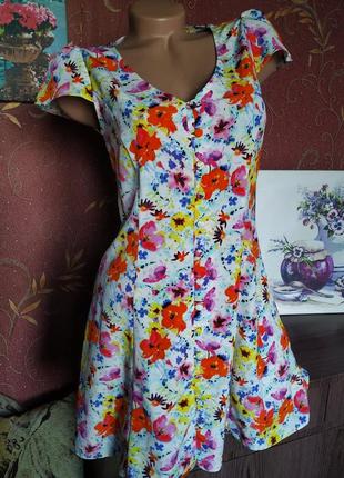 Короткое платье на пуговицах с цветочным принтом от miss selfr...