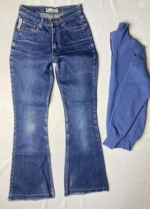 Сині джинси кльош, зверху в обтяжку , щільний джинс