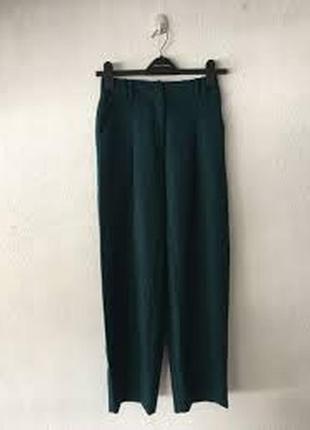 Свободные зеленые брюки с защипами демисезон