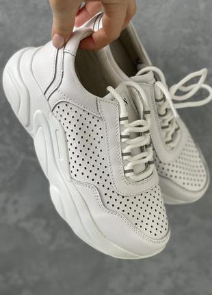 Кросівки з перфорацією білого кольору з натуральної шкіри