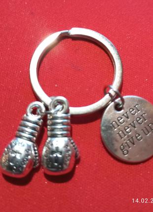 Брелок на ключи серебристый металл спорт бокс перчатки небольшие