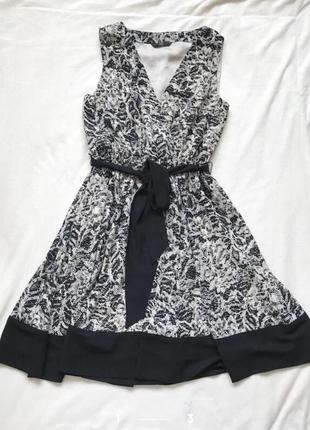 Платье без рукавов с черно-белым принтом