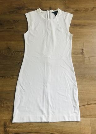 Белое трикотажное платье футляр без рукавов