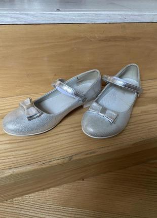 Серебристые нарядные туфли для девочки
