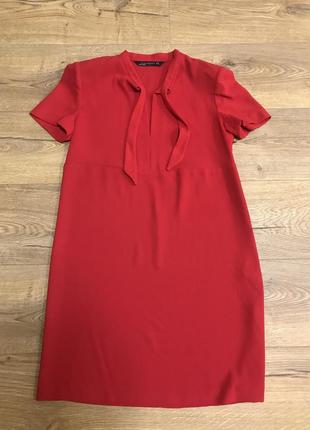 Красное платье с коротким рукавом