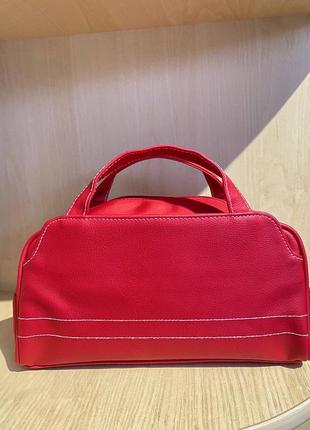Красная сумочка косметичка с короткими ручками