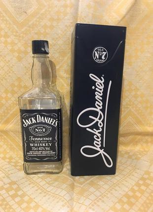 Пустая бутылка и жестяная коробка jack daniel’s