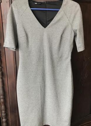 Сіре трикотажне плаття з коротким рукавом