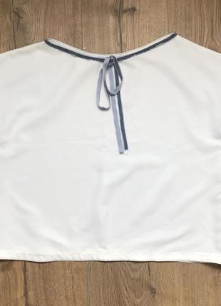 Светлая молочная белая блуза с голубой отделкой