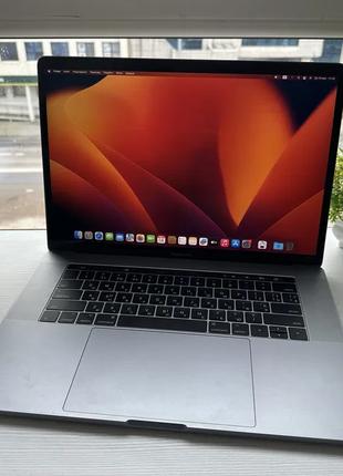 MacBook Pro 2018 15" / 16 Gb RAM 256 gb SSD Core i7