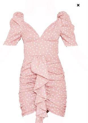 Розовое нежное короткое платье в горох с рюшей спереди объемны...