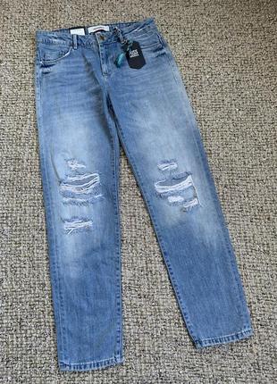 Стильные джинсы с дырами и потертостями