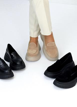 Черные и бежевые женские туфли лоферы на высокой танкетке