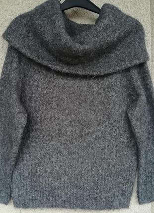 Женский теплый свитер с открытыми плечами