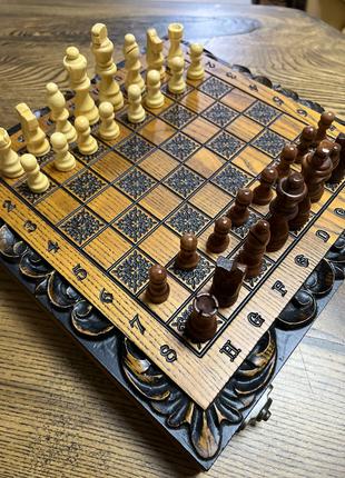 Шахматы, шашки из дерева с изображением лева